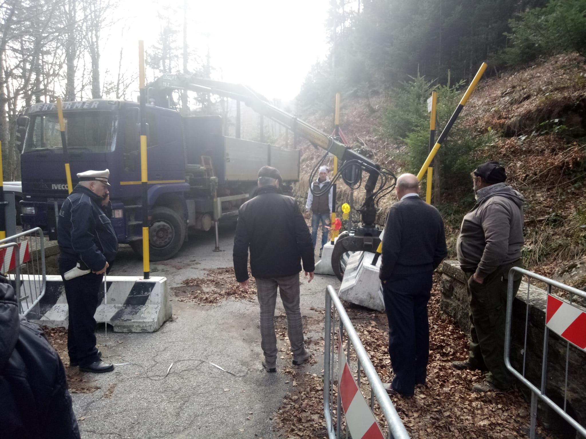 La riapertura del ponte con la rimozione degli ostacoli in cemento armato dalla strada (foto Gori)