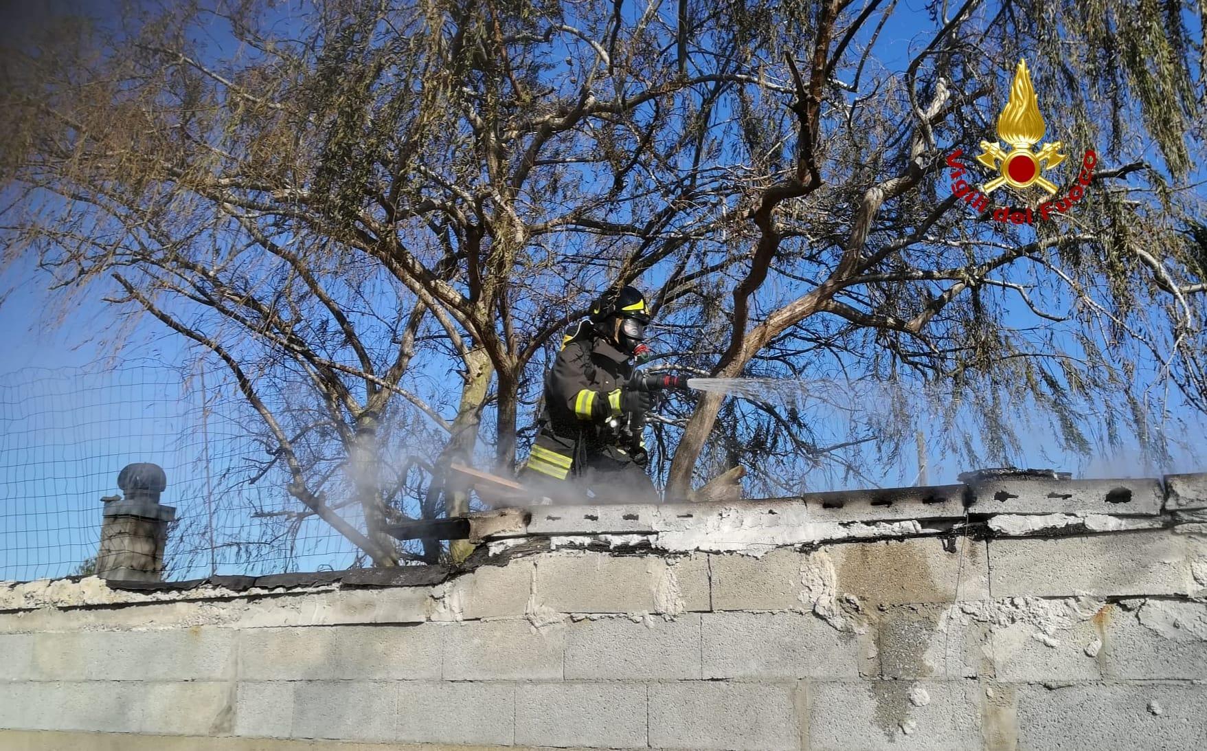 Porto Torres, a fuoco un sottotetto: intervento rapido dei pompieri