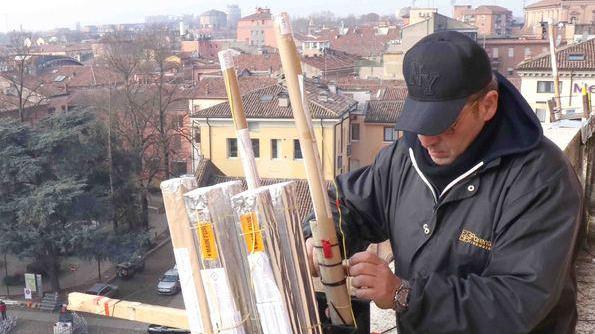 Incendio del Castello a Ferrara, via al montaggio dei fuochi. Fissati a 29.700 gli ingressi allo spettacolo