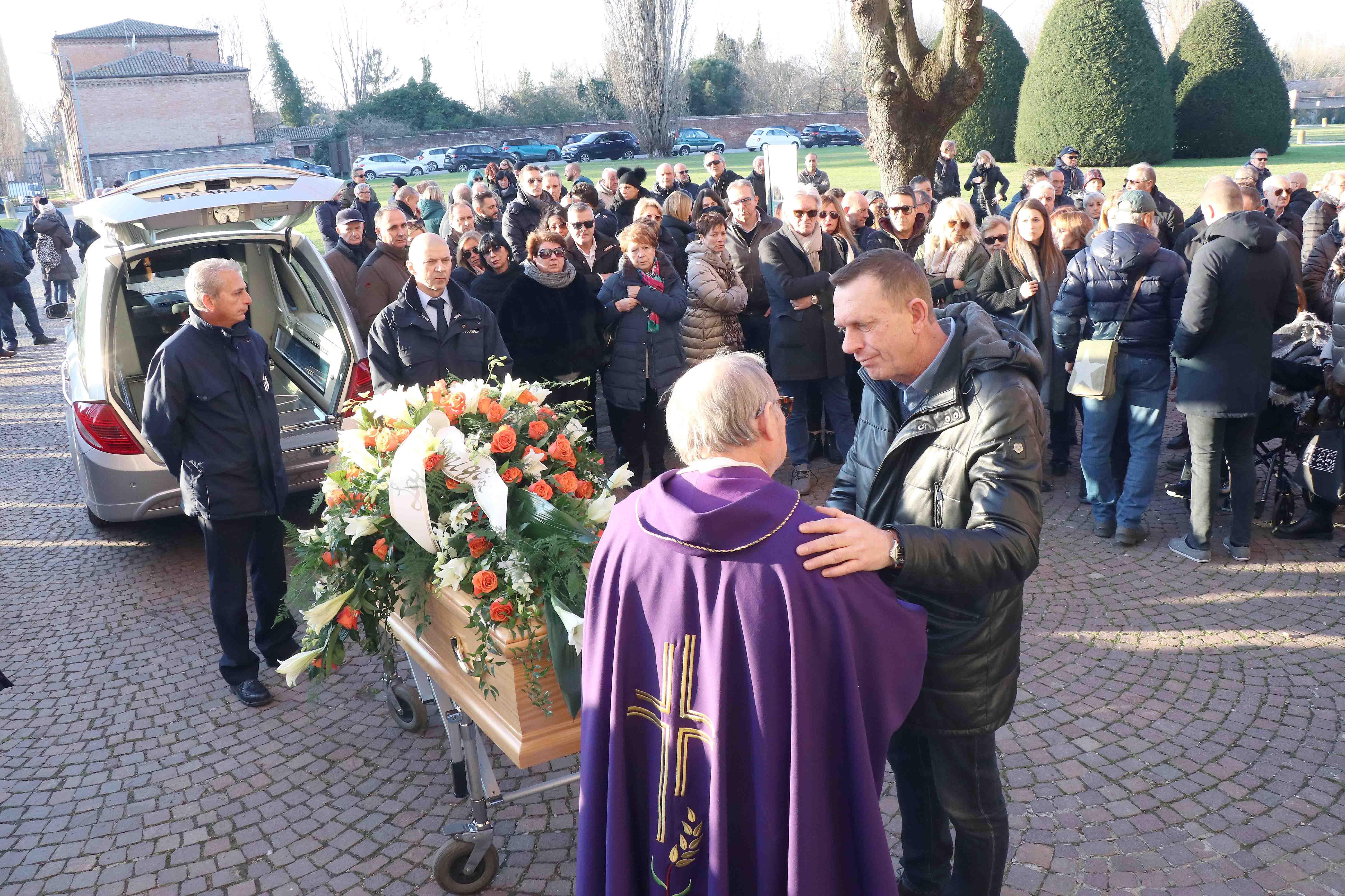 Il feretro di Enrico Cavallina accolto da una moltitudine di persone