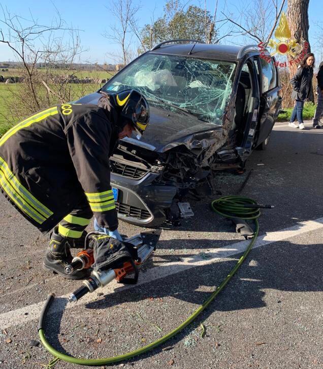 San Giuliano Terme, ferita nello schianto in auto contro un albero