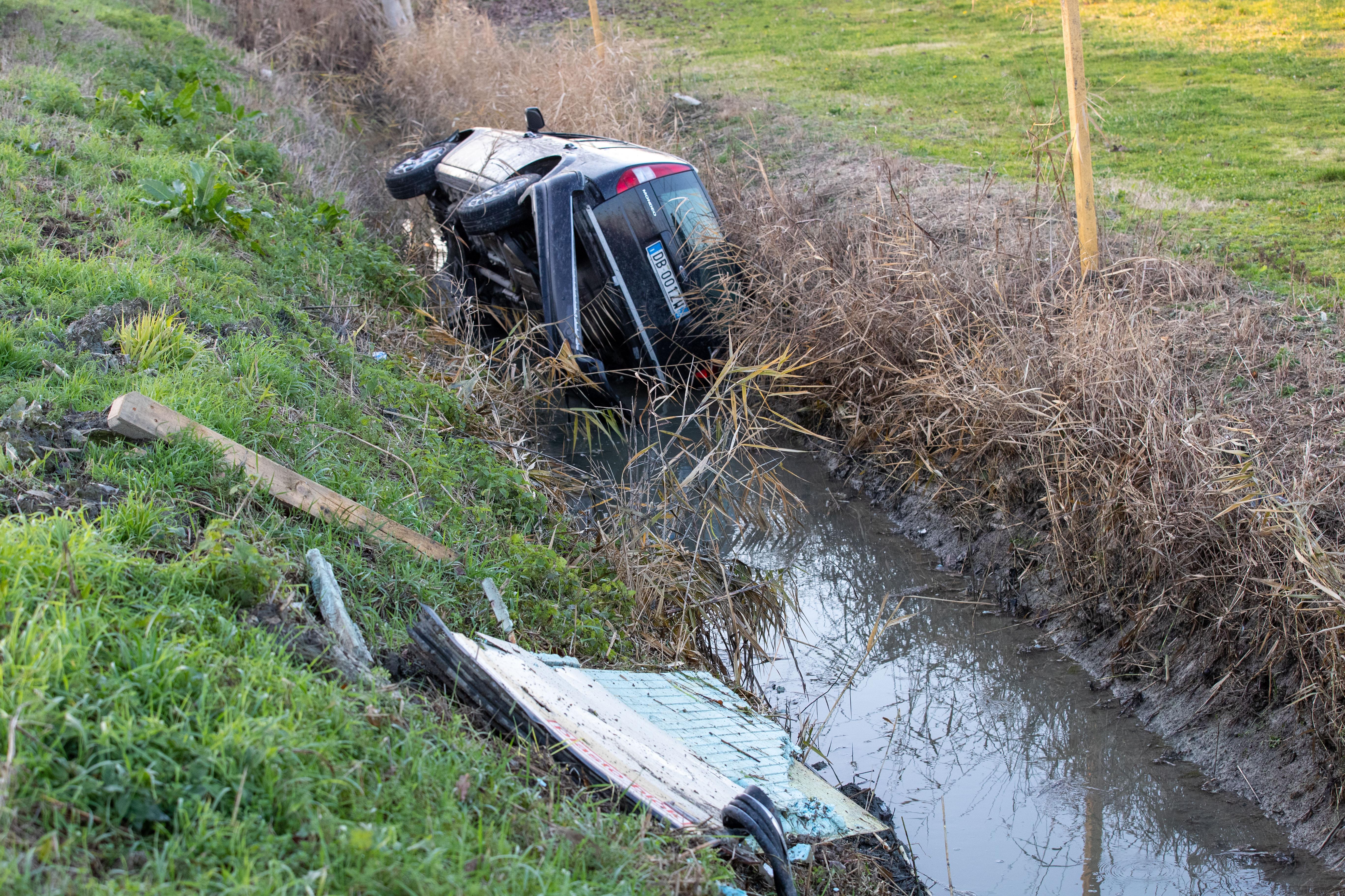 Ferrara, camion frigo perde il portellone e l'auto dietro vola nel canale 
