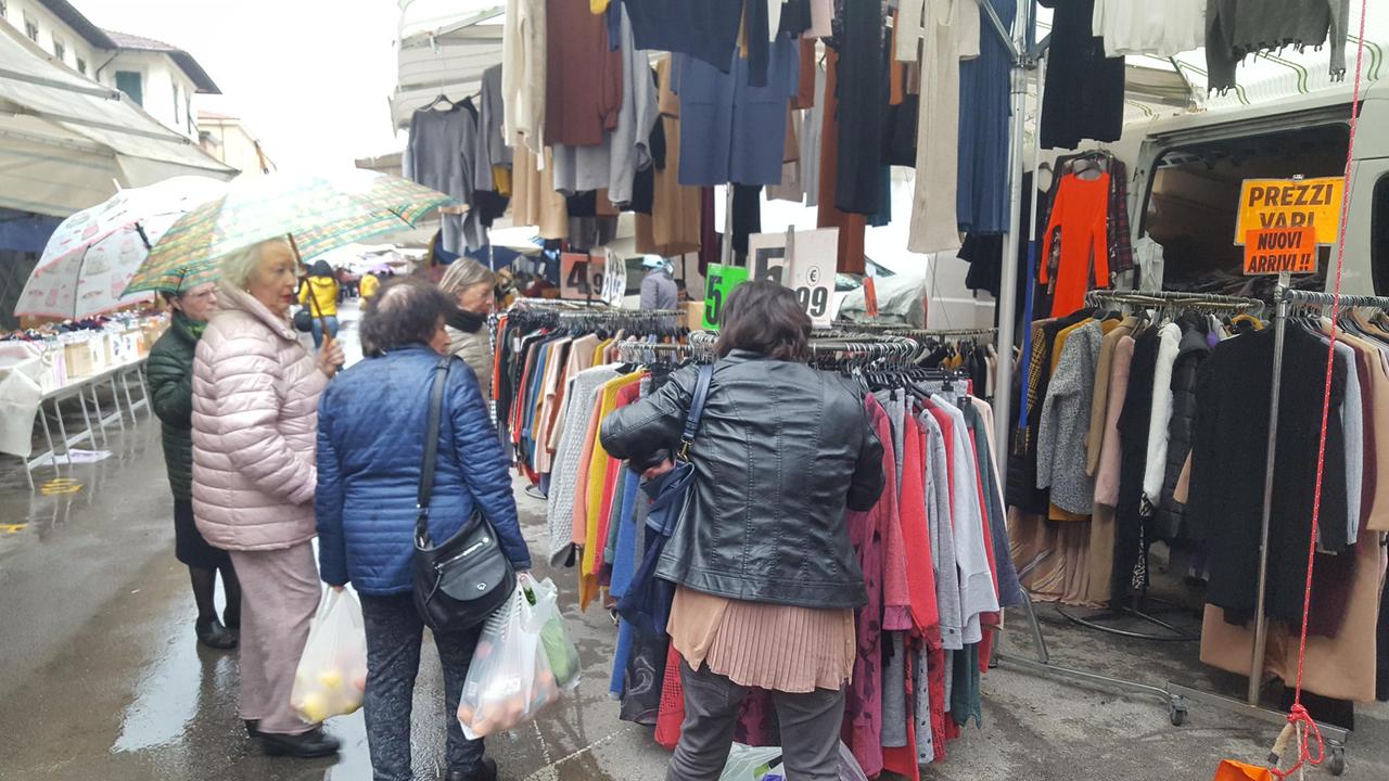 Mercato straordinario di Natale in via Ferrer e piazza Saragat