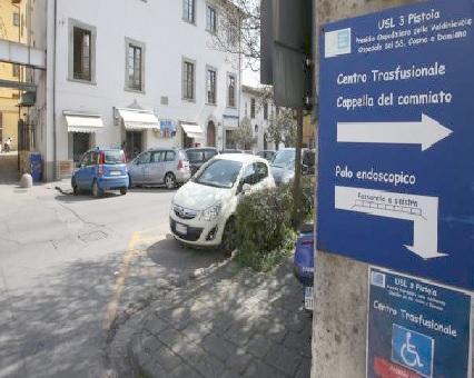 Stalli vicini al centro trasfusioni di via Battisti a Pescia (Archivio)