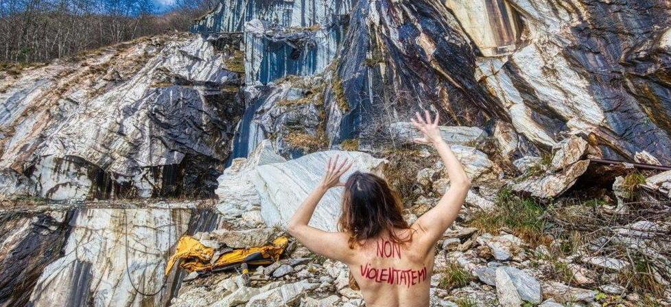 «Non violentatemi». La provocazione a tutela delle Apuane 