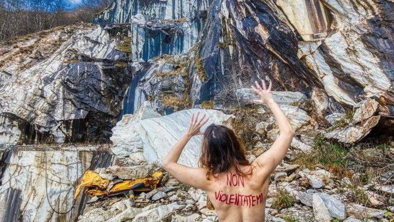 «Non violentatemi». La provocazione a tutela delle Apuane