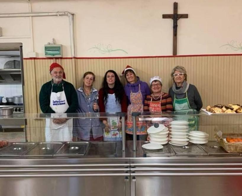 Le cuoche volontarie che hanno lavorato al pranzo natalizio della Caritas