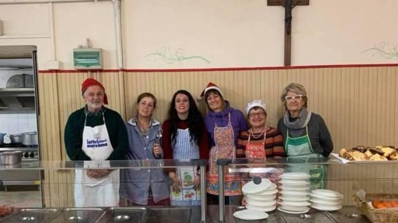 Le cuoche volontarie che hanno lavorato al pranzo natalizio della Caritas