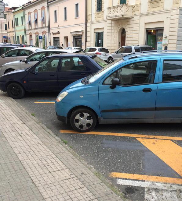 Posti auto per disabili occupati «I vigili facciano le multe» 