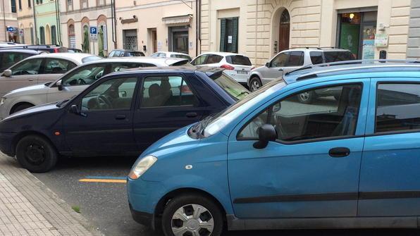 Posti auto per disabili occupati «I vigili facciano le multe»