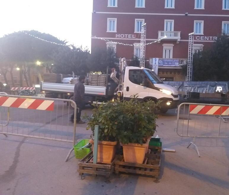 Al lavoro per il palco della Festa di Capodanno 