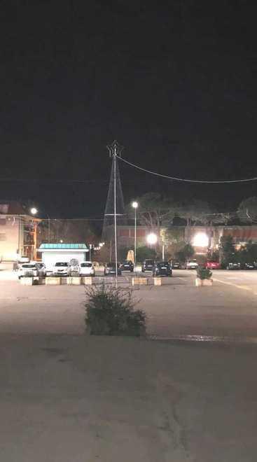 Vento e maltempo, le luminarie vanno in tilt 