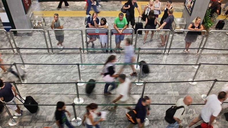 In volo con un bimbo colpito da meningite: al via profilassi di massa