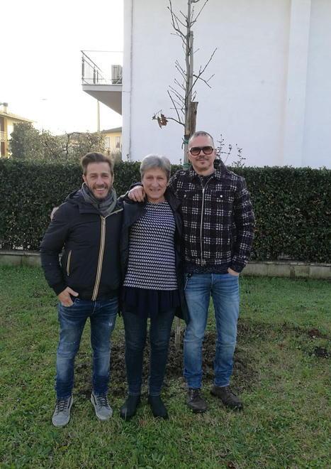 Cinque amici regalano un albero alla comunità