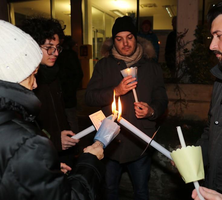 Tantissimi i reggiani alla fiaccolata per i sette fratelli Cervi