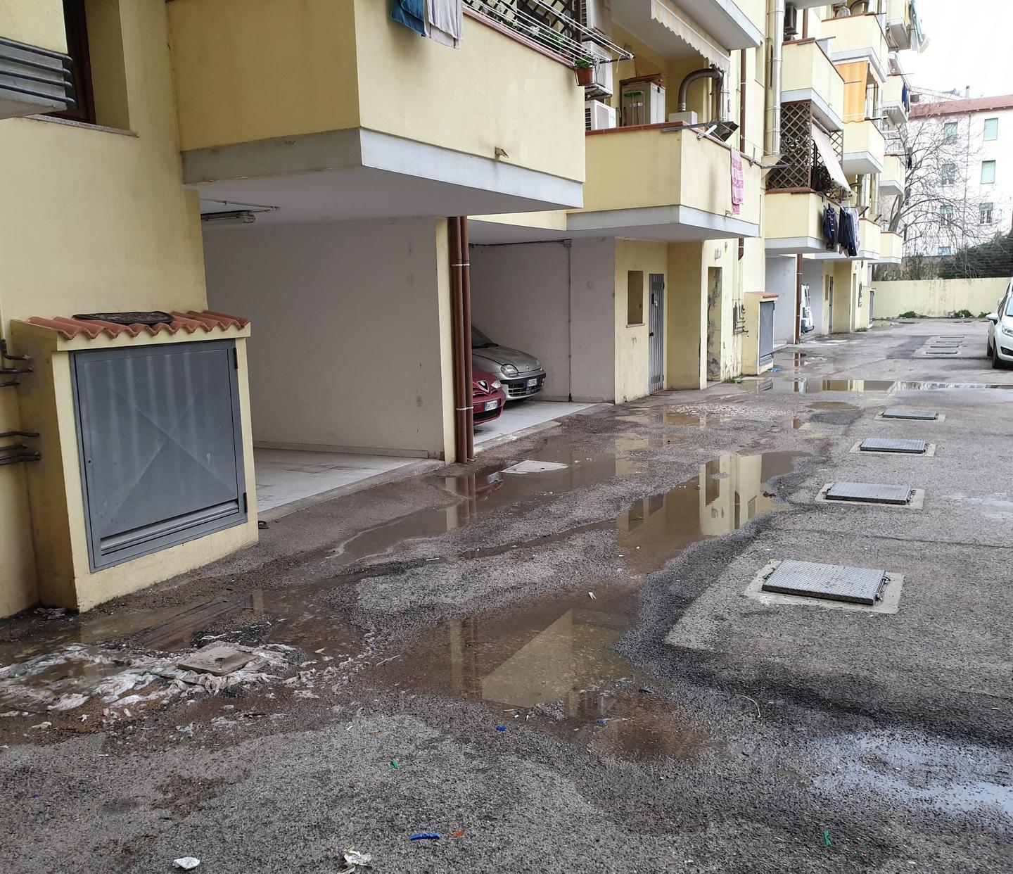 Fogne a cielo aperto in via Poligono