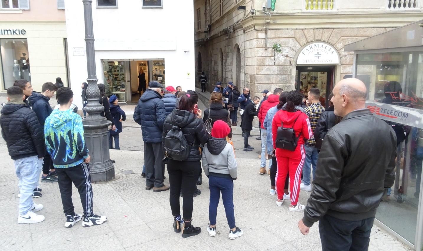 Stende i panni, cade e muore a 25 anni 