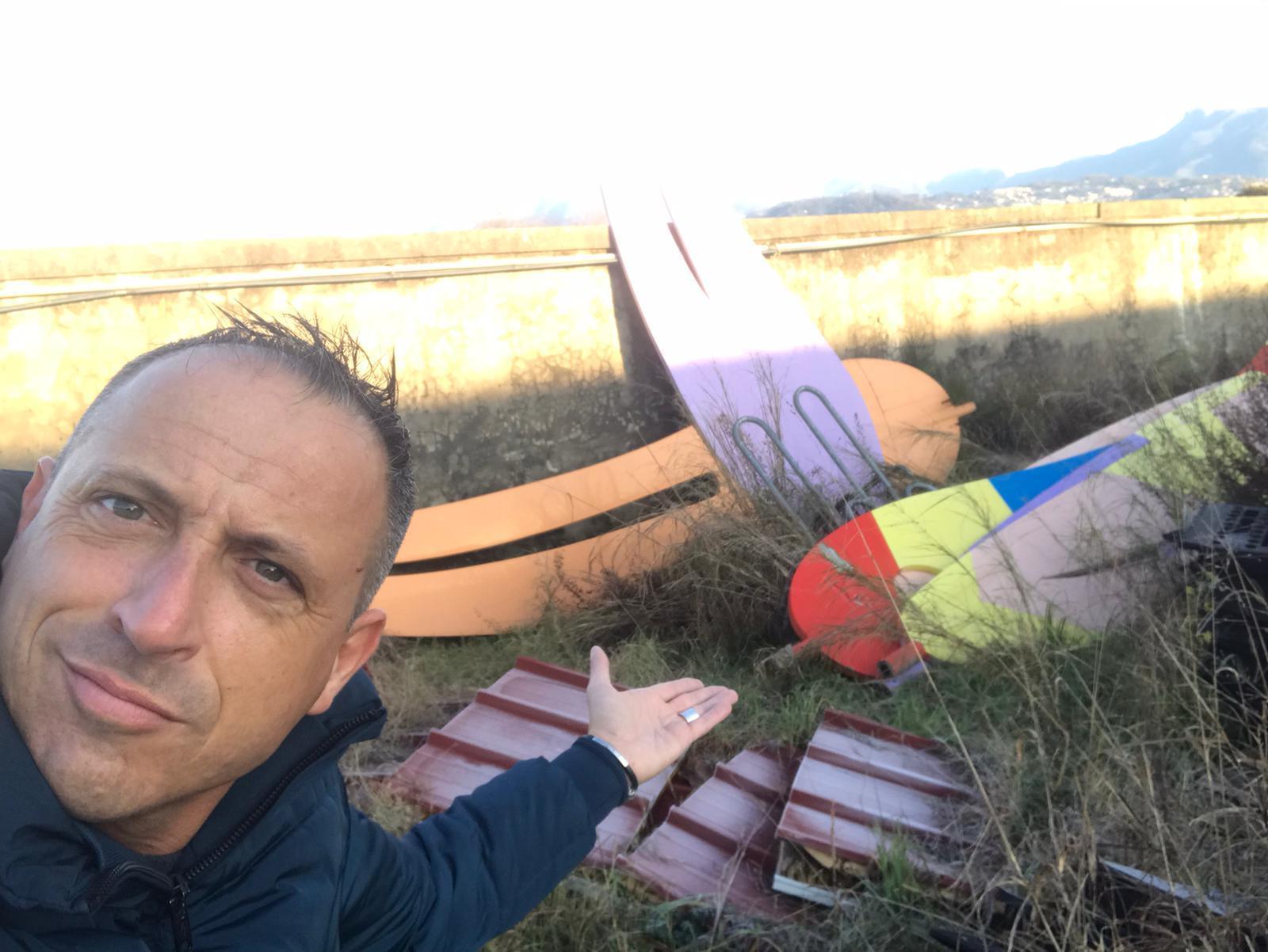 Alessandro Santini mostra le Oceaniche di Turcato abbandonate nel deposito comunale ai Macelli