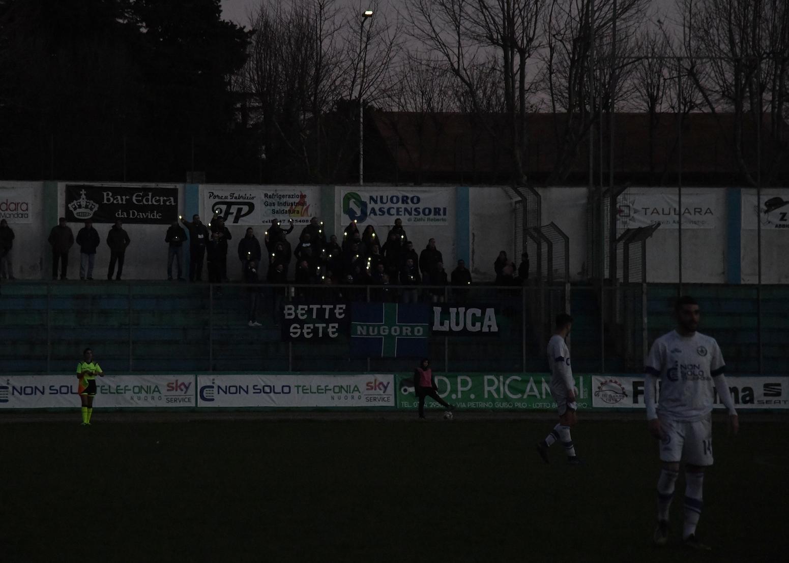 Nella foto di Massimo Locci, i tifosi cercano di illuminare lo stadio di Nuoro con i telefonini
