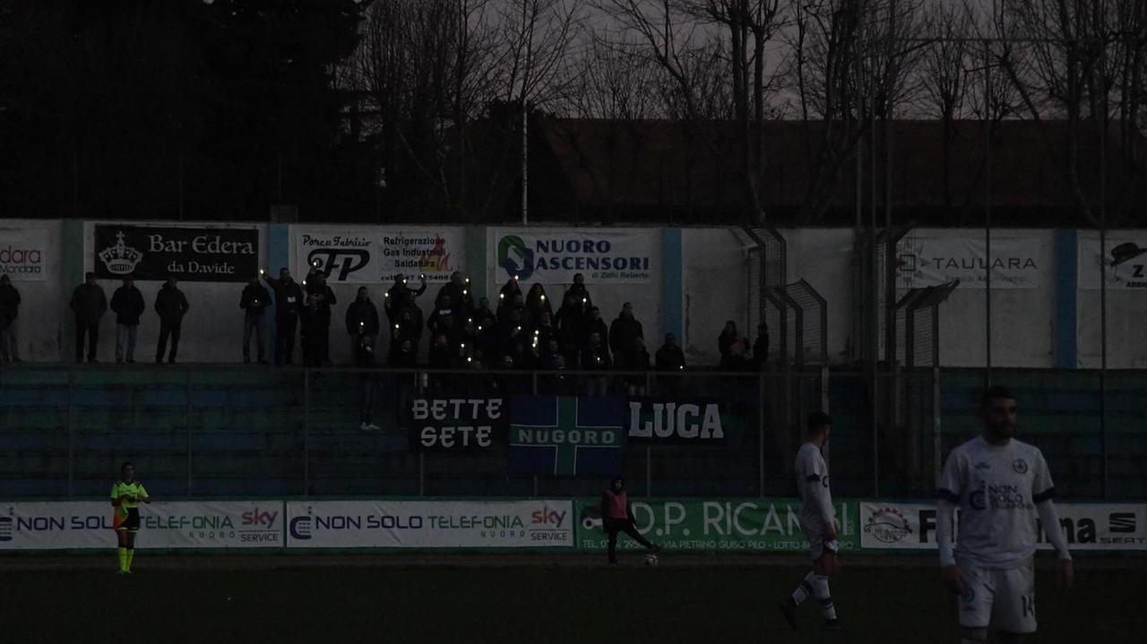 Nella foto di Massimo Locci, i tifosi cercano di illuminare lo stadio di Nuoro con i telefonini