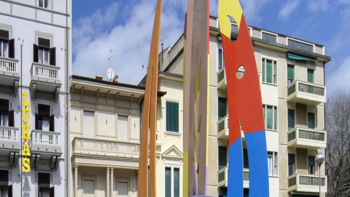 Le Oceaniche dell'artista Giulio Turcato prima della loro rimozione da piazza Puccini