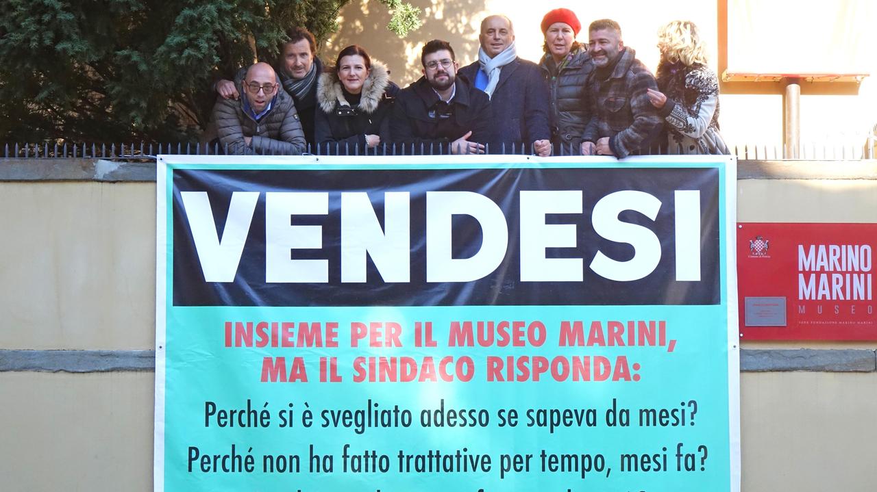 Consiglieri di opposizione e lo striscione "Vendesi" al Museo Marini (Foto Gori)