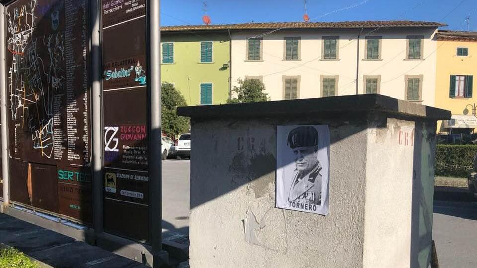 Uno dei volantini con la foto di Benito Mussolini