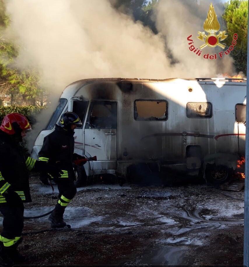Pisa, a fuoco un camper 