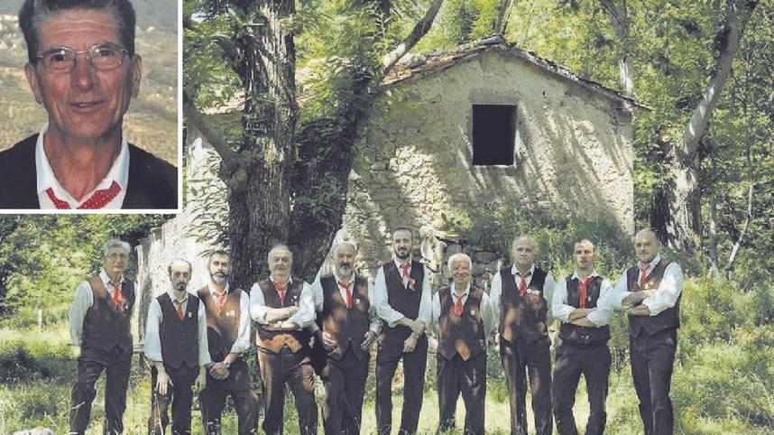Nella foto piccola, Gialberto Arrighi; nella foto grande il Coro dei Cardellini di Castel del Piano
