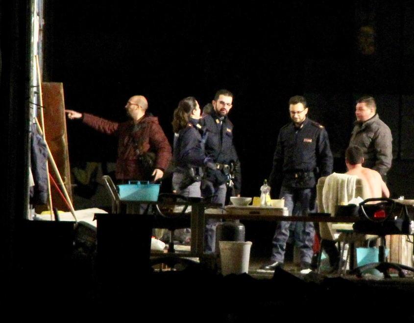 Trovato morto all'ex Trw, interrogati per ore i due sospettati: «Non l’abbiamo ucciso noi» 