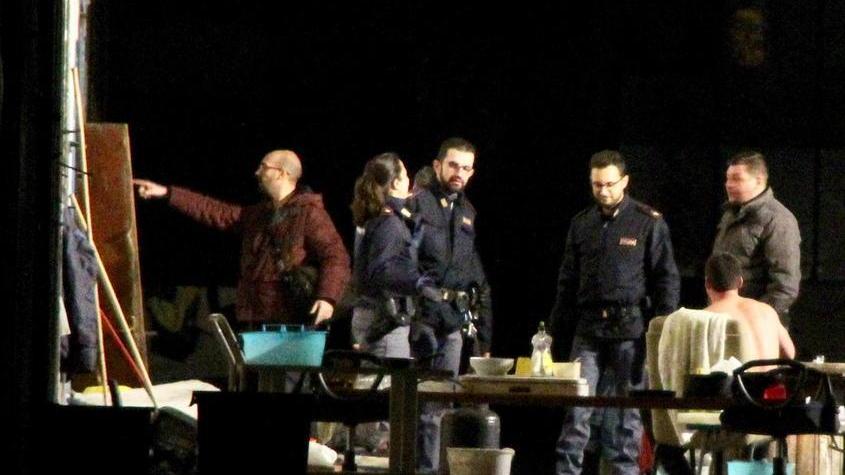 Trovato morto all'ex Trw, interrogati per ore i due sospettati: «Non l’abbiamo ucciso noi»