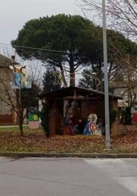 Serravalle, ragazzo danneggia le statue del presepe: il padre lo spinge a pentirsi e a rimediare 