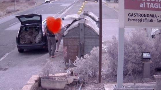 Pugno duro contro i pendolari dei rifiuti a caccia di cassonetti: in 6 mesi 500 multe