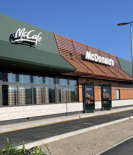 Via le insegne da piazza Grande, Mc Donald’s ha aperto al Levante 