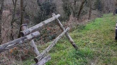 Una delle staccionate divelte dai vandali al parco