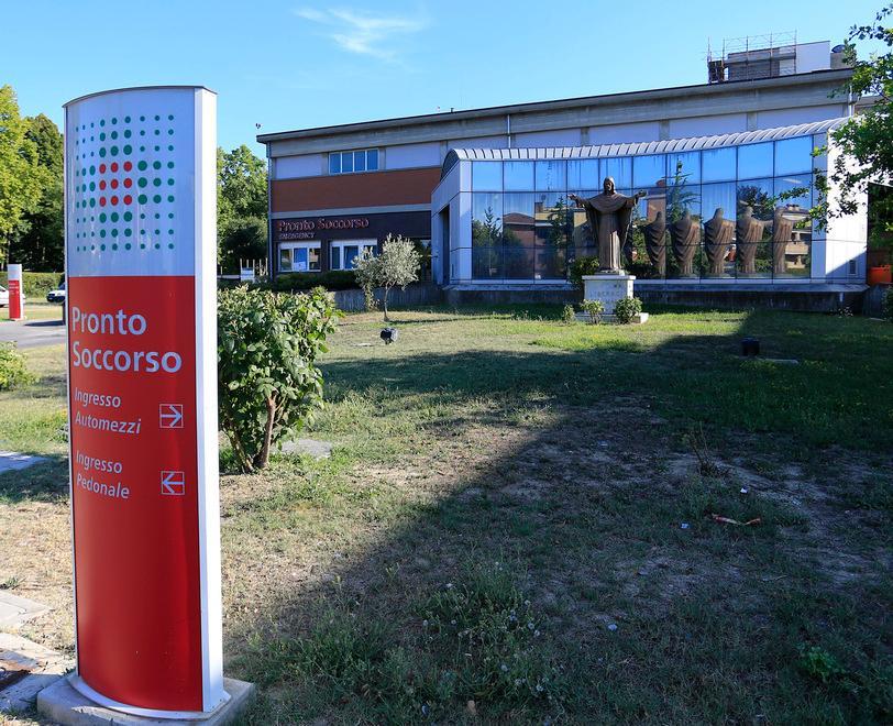 Carpi, maxi rissa di 30 ragazzi al Pronto soccorso: colpiti due operatori 