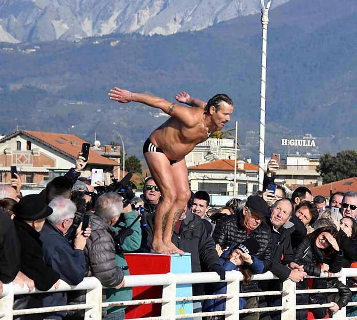 Torna il “tuffo dell’anno nuovo” di Michele Mastrodomenico 