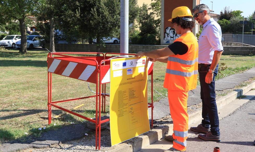 Antenna vicino all’asilo «Sarà un “armadio” per la fibra ottica»