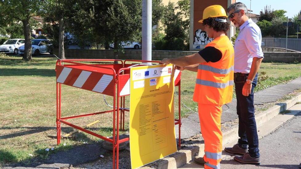 Antenna vicino all’asilo «Sarà un “armadio” per la fibra ottica»
