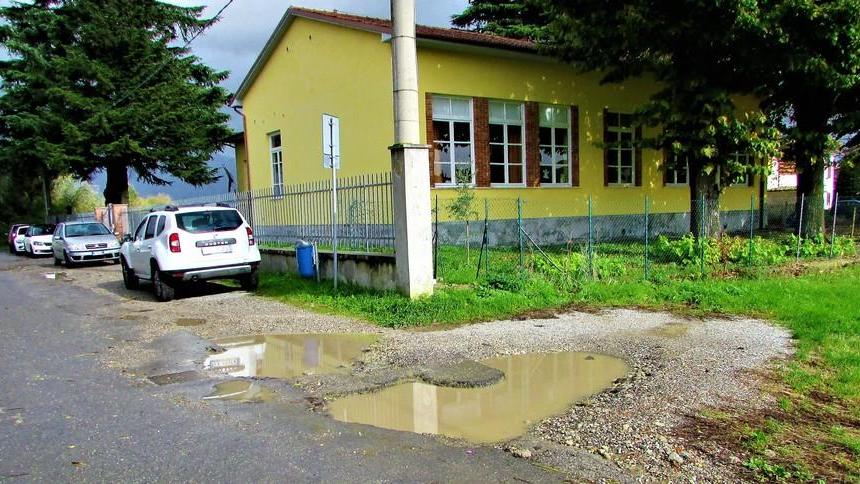 Buche come crateri davanti la materna di Tempagnano
