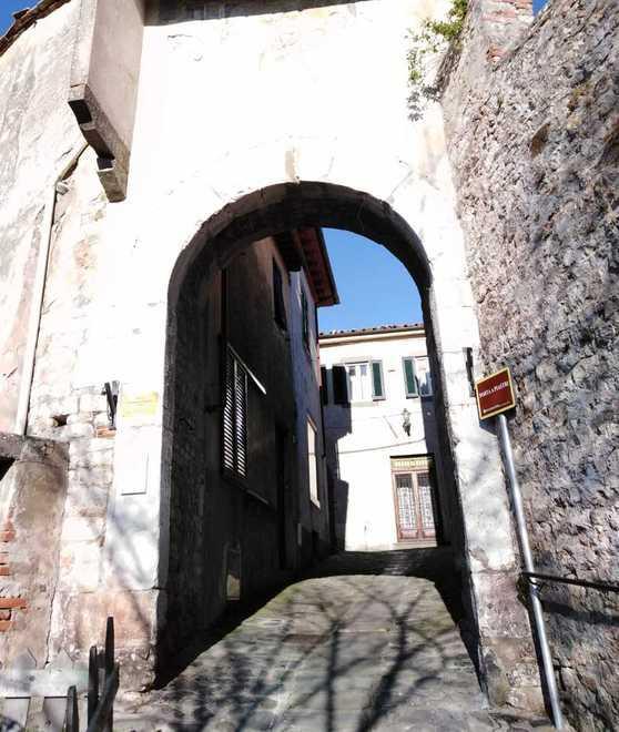 Si restaura l’affresco di Porta a Piastri 