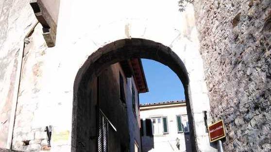 Si restaura l’affresco di Porta a Piastri