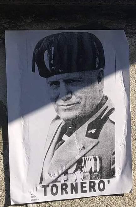 Fotografie del Duce in piazza del Popolo e il sindaco sbotta: «Sono deficienti» 