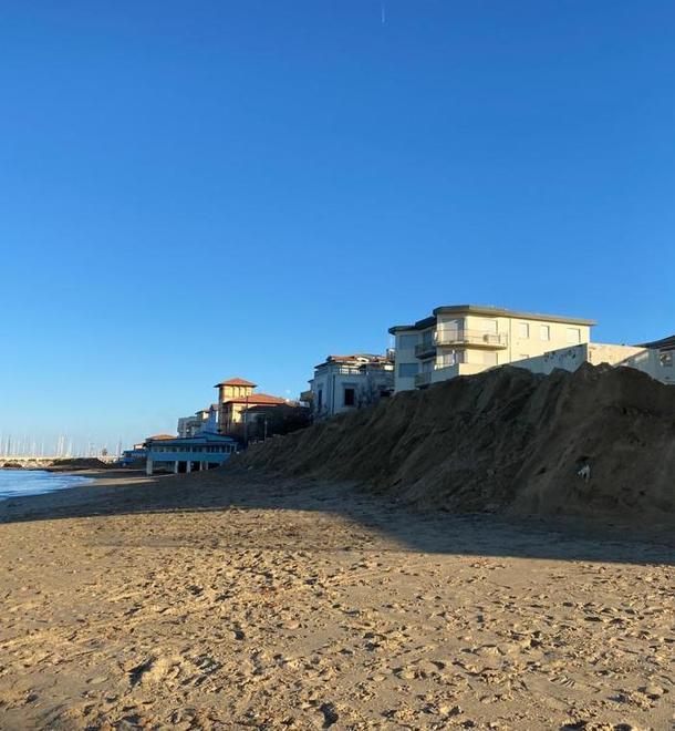 Spiaggia, lavori fermi da giorni finisce l’anno e resta il cantiere 
