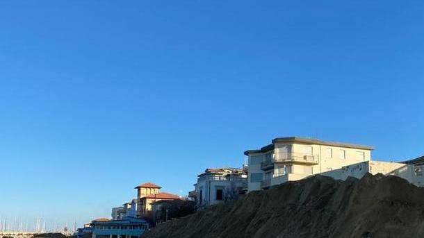 Spiaggia, lavori fermi da giorni finisce l’anno e resta il cantiere