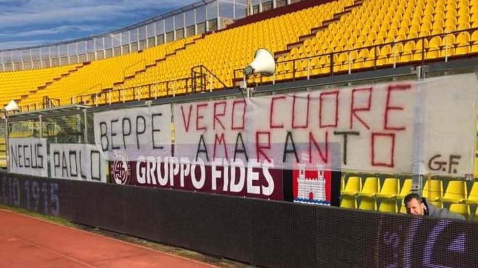 Lo striscione in gradinata nel ricordo di tre tifosi