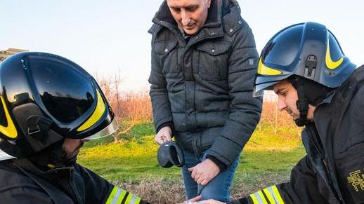 L’auto vola nel canale: due feriti