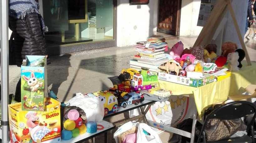 Riciclo, riutilizzo e scambio In piazza bimbi e genitori per “giocattoli in movimento”