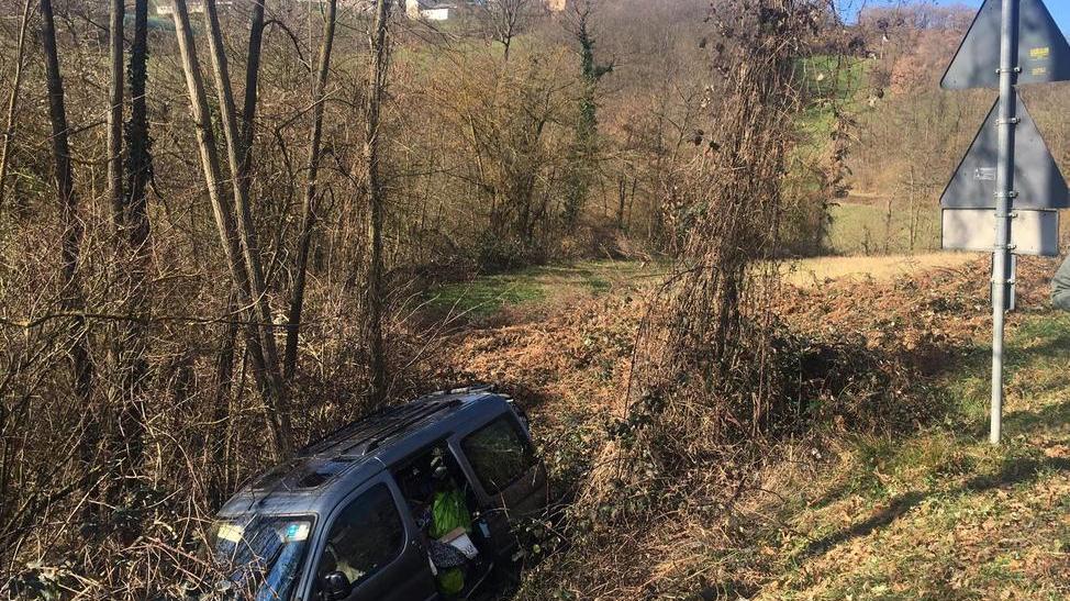 A Berzana auto scivola fuori strada sulla Sp 9