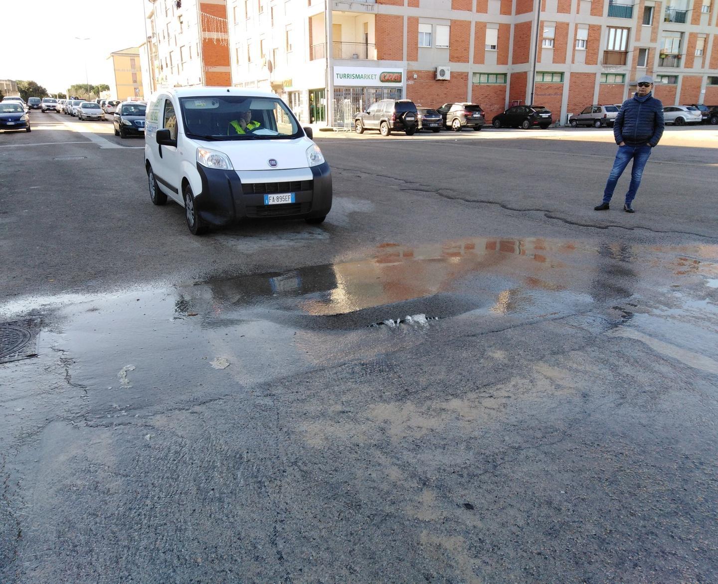 Maxi perdita d’acqua in via Sardegna